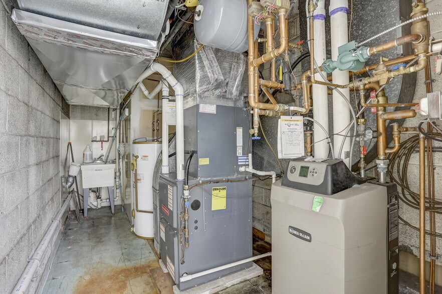 More Photos Of 329 Otter St, Bristol Flex For Lease