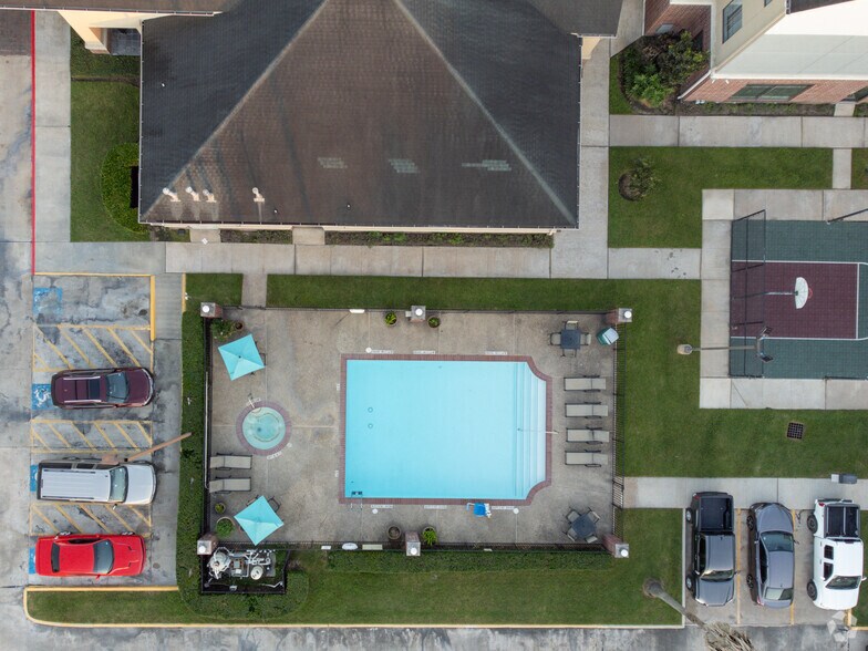 More Photos Of 1340 N Sam Houston Pky E, Houston Hotel For Sale