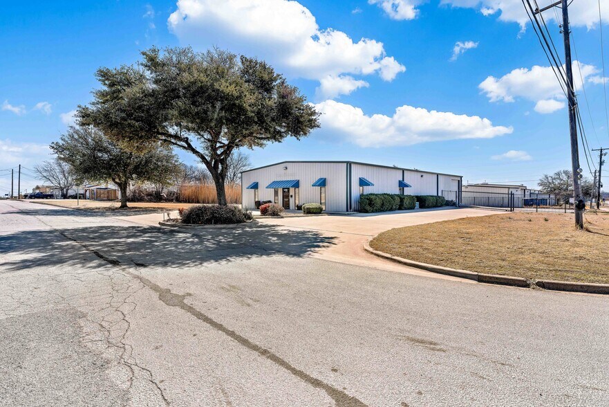 More Photos Of 4300 Garland Dr, Haltom City Warehouse For Lease