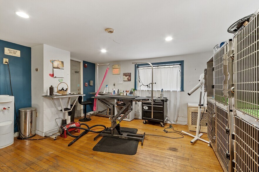 More Photos Of 489 Concord Ave, Cambridge Veterinarian Kennel For Sale