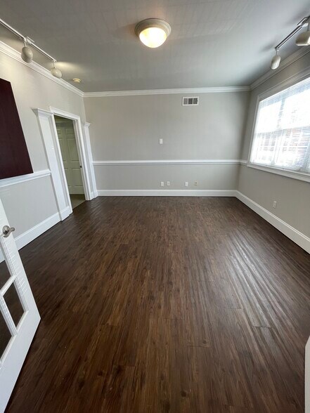 More Photos Of 327 Dahlonega St, Cumming Office For Lease