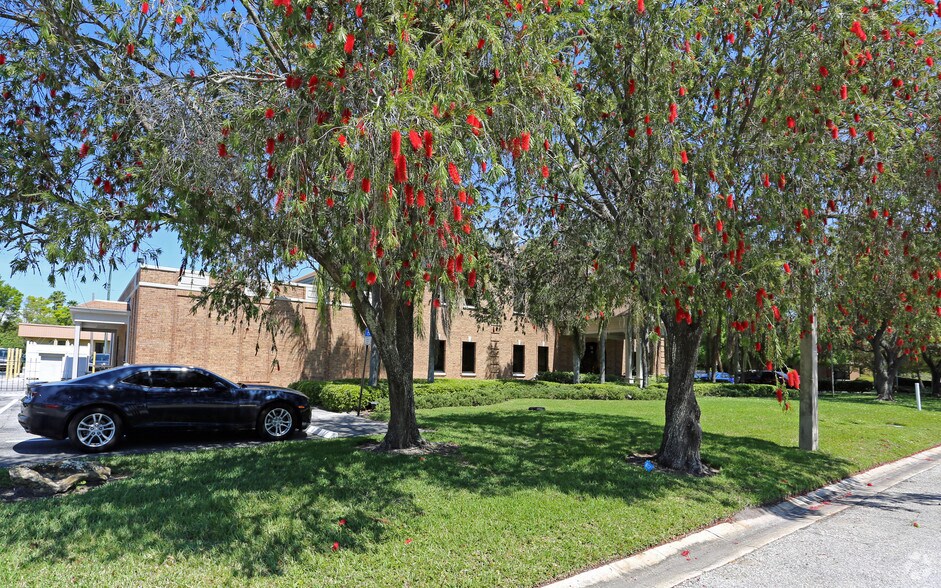 More Photos Of 5501 W Gray St, Tampa Office For Lease