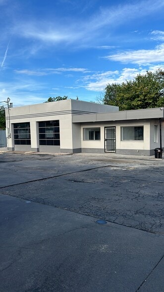 Primary Photo Of 1704 West Ave, San Antonio Auto Repair For Sale
