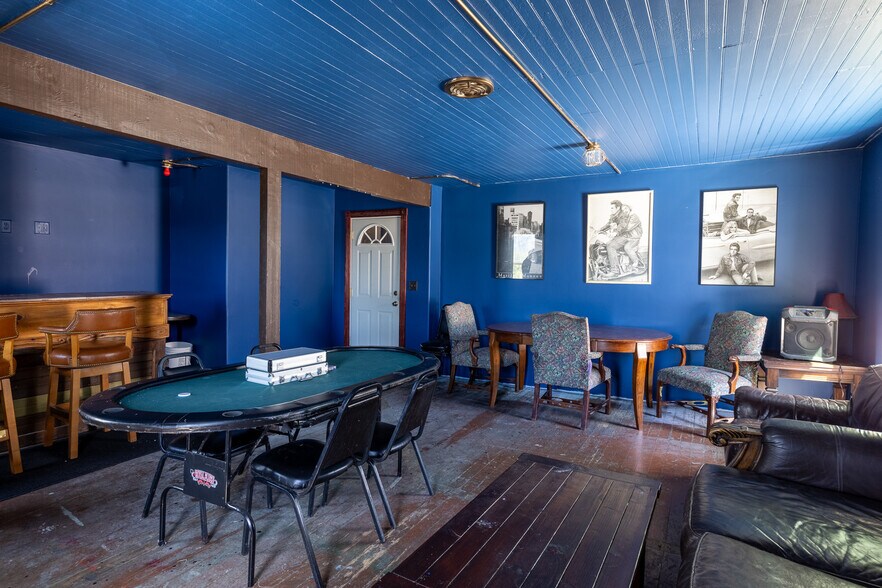 More Photos Of 406 N Mount Shasta Blvd, Mount Shasta Bar For Sale