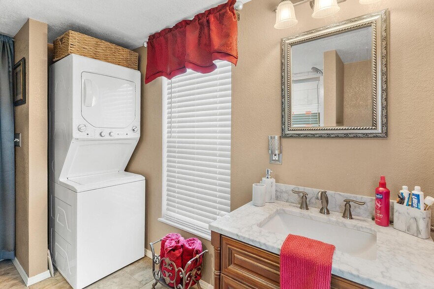 More Photos Of 1024 W Main St, Leesburg Storefront Retail Residential For Sale