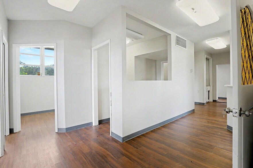 More Photos Of 1601 N State St, Augusta Office For Sale