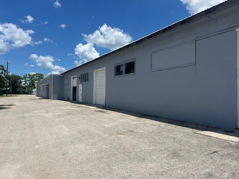 More Photos Of 504 Center Rd, Fort Myers Warehouse For Lease