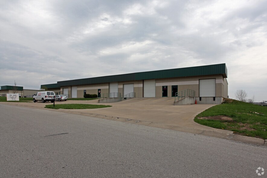 Primary Photo Of 1117 Valley Ridge Ct, Grain Valley Flex For Lease