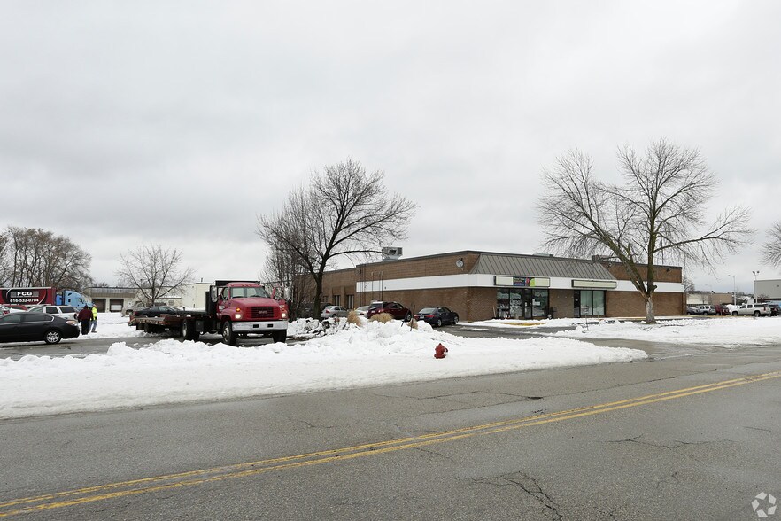 More Photos Of 3077-3099 30th St SW, Grandville Storefront For Lease