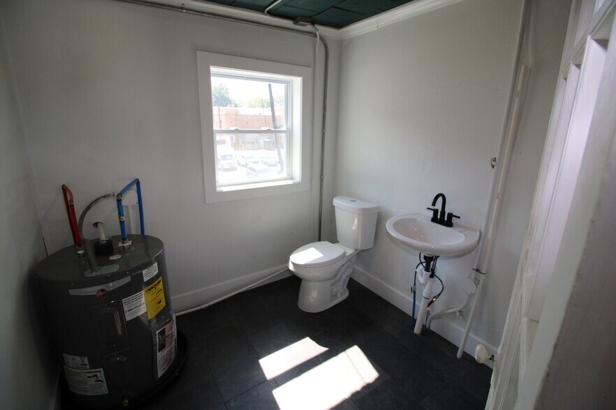 More Photos Of 113 W Fisher St, Salisbury Storefront Retail Office For Lease