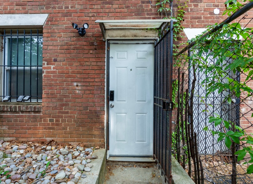 More Photos Of 2859 Denver St SE, Washington Apartments For Sale