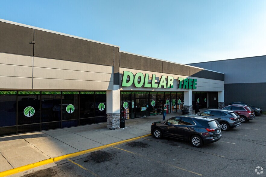 More Photos Of 438-462 E Edgewood Blvd & SEC American Rd & E Edgewood Blvd, Lansing Storefront For Lease