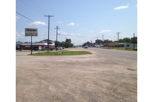 More Photos Of 1913 S Gordon St, Alvin Freestanding For Lease