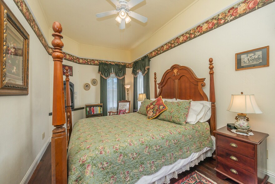 More Photos Of 481 Main St, Weaverville Hotel For Sale