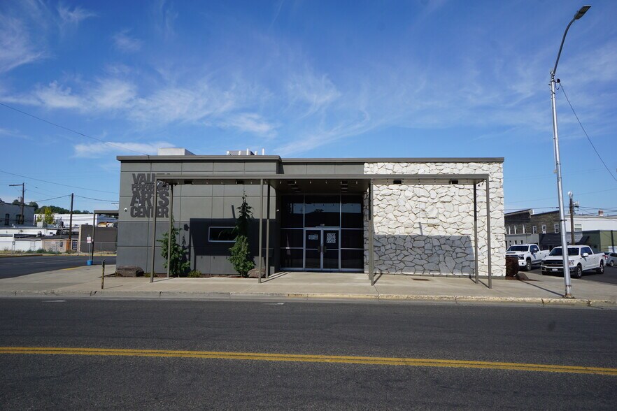 More Photos Of 401 S 7th St, Sunnyside Bank For Sale