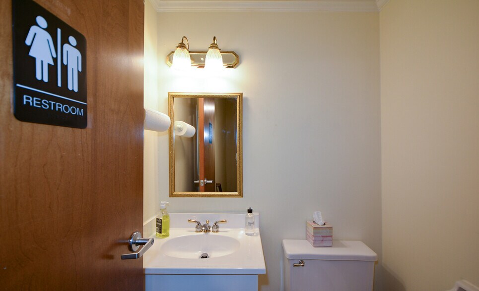 More Photos Of 8046 Roswell Rd, Atlanta Office For Sale