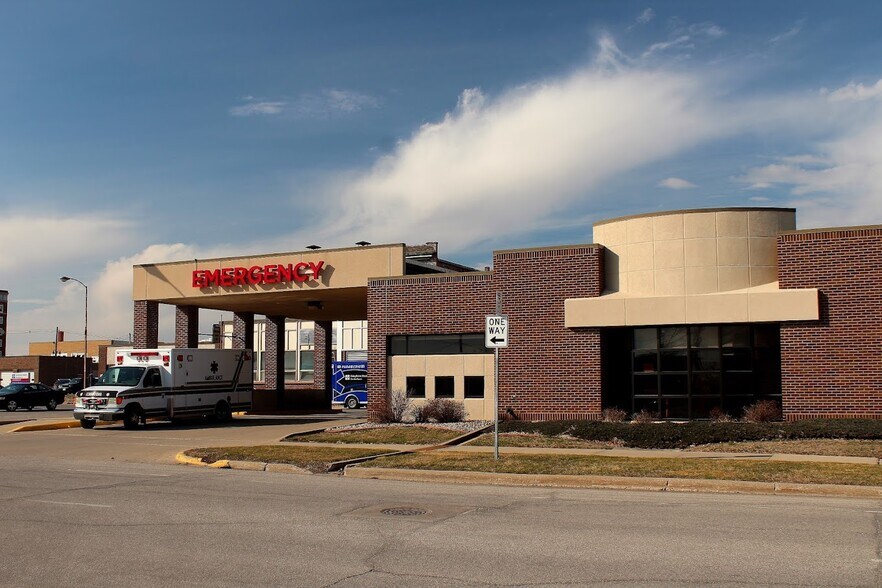 More Photos Of 3 S 4th Ave, Marshalltown Hospital For Sale