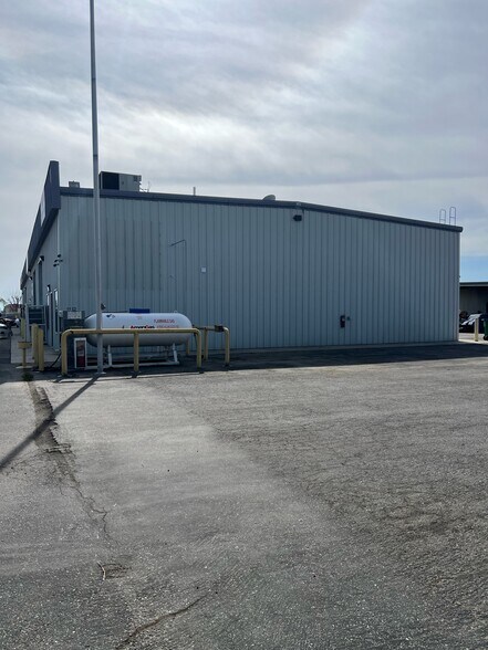 More Photos Of 8032 Dimiller Dr, Bakersfield Warehouse For Lease