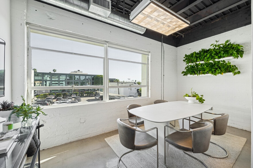 More Photos Of 8820 Wilshire Blvd, Beverly Hills Loft Creative Space For Lease