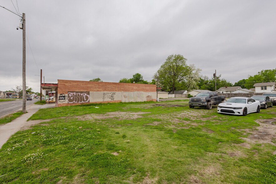 More Photos Of 2033 S Broadway St, Wichita Bar For Sale
