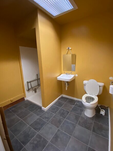 More Photos Of 460 Cochran Rd, Pittsburgh General Retail For Lease