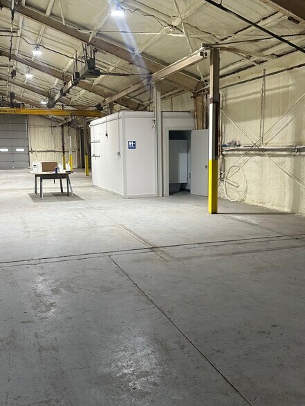 More Photos Of 1915 Beechcraft Rd, Salina Warehouse For Lease