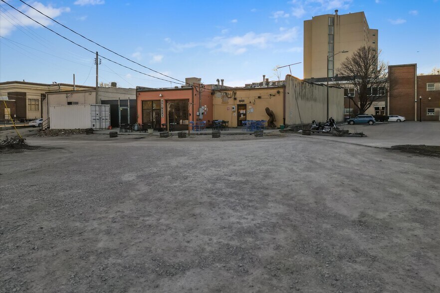 More Photos Of 451 S Thompson Ave, Excelsior Springs Bar For Sale