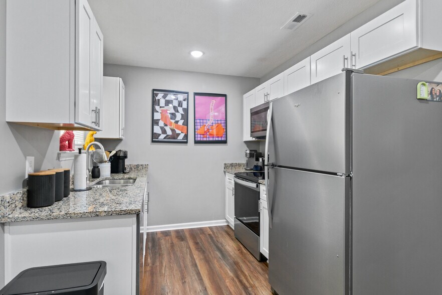More Photos Of 21 Lost Ln, McEwen Apartments For Sale
