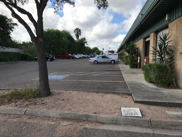 More Photos Of 200-224 N McColl Rd, McAllen Showroom For Lease