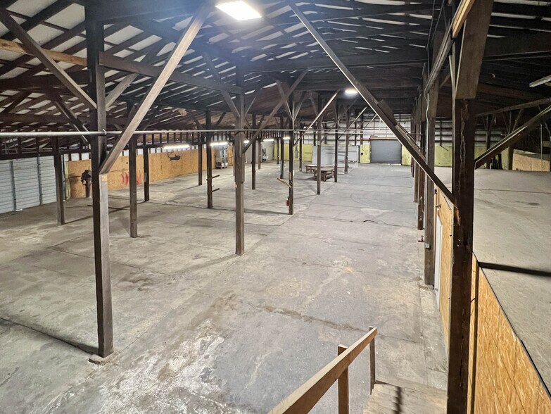 More Photos Of 2721 10th St, Northport Warehouse For Lease