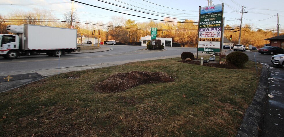 More Photos Of 4 Lowell Rd, North Reading Storefront Retail Office For Lease