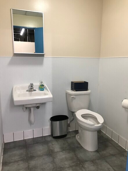 More Photos Of 8953-8993 Complex Dr, San Diego Manufacturing For Lease