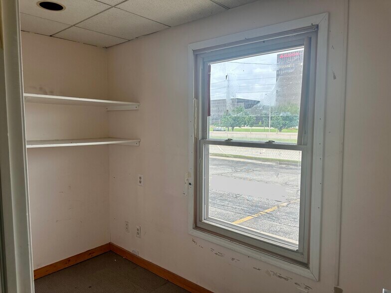 More Photos Of 202 S Eldorado Rd, Bloomington General Retail For Lease