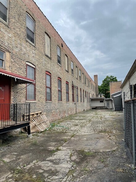 More Photos Of 5039-5045 W Lake St, Chicago Manufacturing For Lease