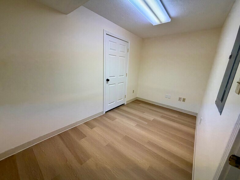 More Photos Of 102 Manor Ave, Bardstown Office For Sale