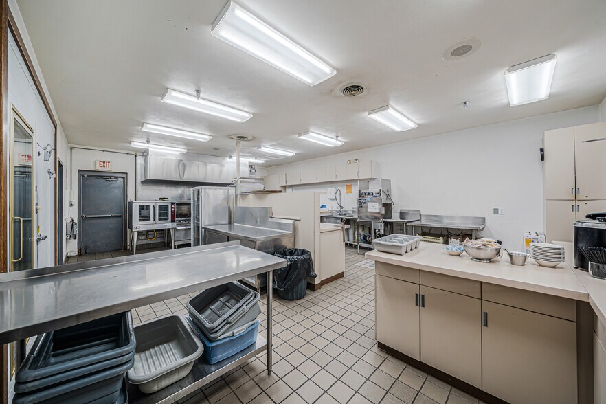 More Photos Of 689 Broadway, Berlin Restaurant For Sale