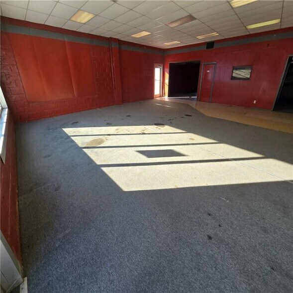 More Photos Of 302 N Silver St, Paola General Retail For Sale