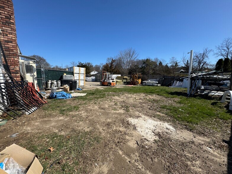 More Photos Of 40 Granny Rd, Farmingville Freestanding For Sale