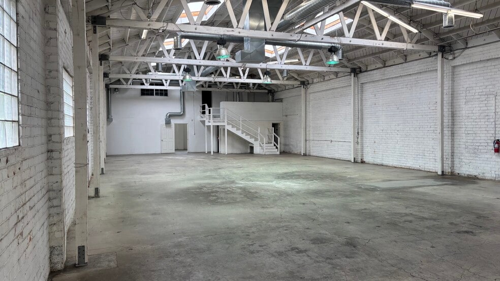 More Photos Of 4831 W Jefferson Blvd, Los Angeles Warehouse For Lease
