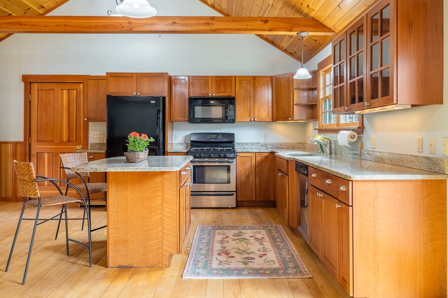 More Photos Of 49 Vermont 12, Pomfret General Retail For Sale