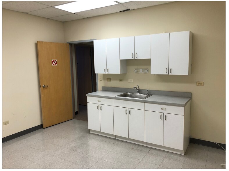 More Photos Of 2101-2115 Tempel Dr, Libertyville Warehouse For Sale