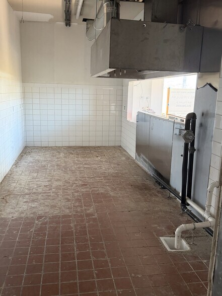 More Photos Of 126 New Canaan Ave, Norwalk Freestanding For Lease