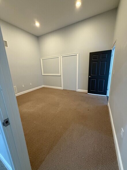 More Photos Of 7 Brendan Way, Greenville Storefront Retail Office For Lease