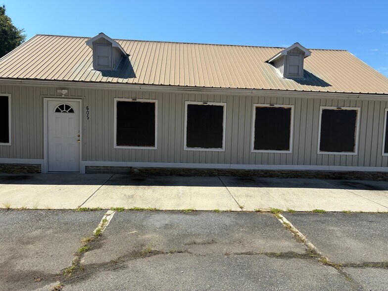 More Photos Of 605 Crescent Rd, Rockwell Freestanding For Lease