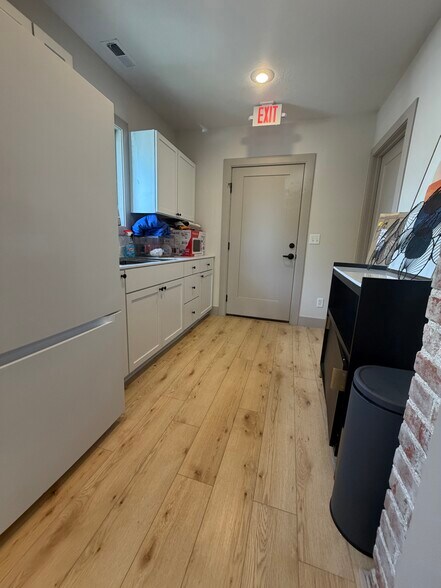 More Photos Of 2009 Buchanan St, North Kansas City Office Residential For Lease