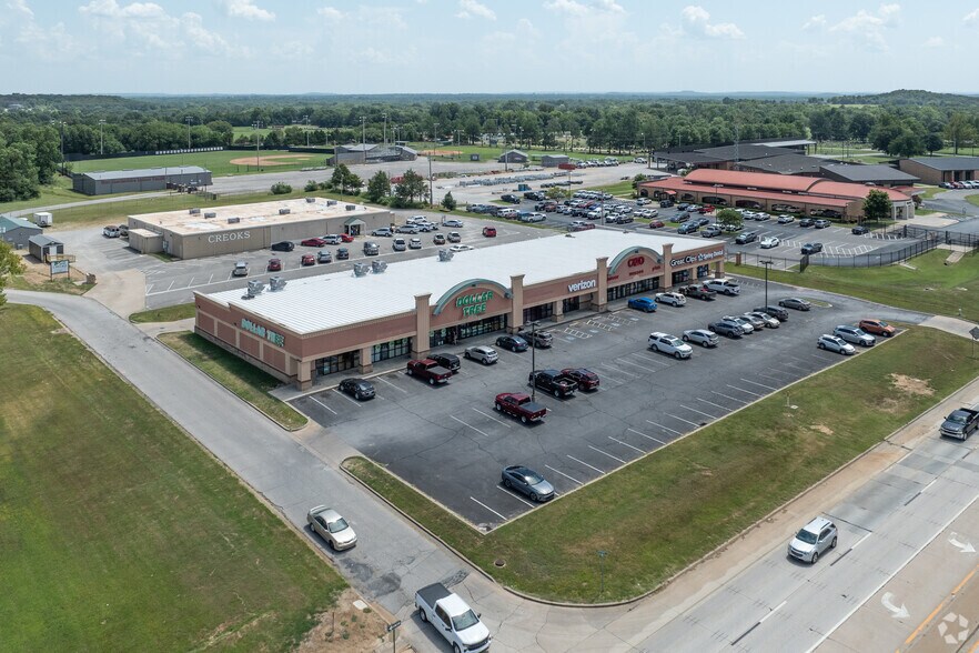 More Photos Of 1805 S Wood Dr, Okmulgee General Retail For Sale