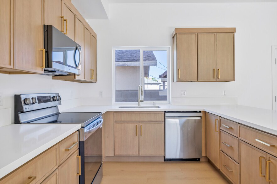 More Photos Of 10905 Dalerose Ave, Inglewood Multifamily For Sale
