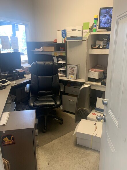 More Photos Of 18700 US Highway 59, New Caney Warehouse For Lease