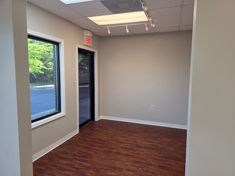 More Photos Of 161 Prosperity Dr, Winchester Showroom For Lease