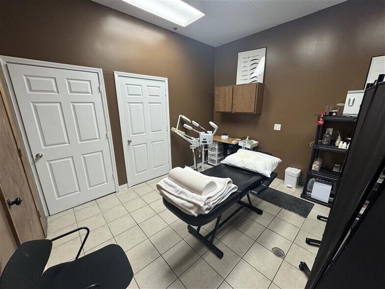 More Photos Of 1609-1619 Mall Dr, Benton Harbor Storefront For Lease